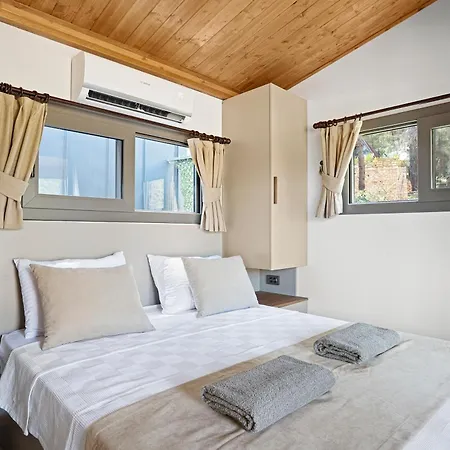 Ozzy Tiny House- Woo * Urla